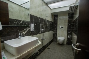 Deluxe Oda | Banyo | Duş, geniş duş başlığı, lüks banyo/kozmetik ürünleri 