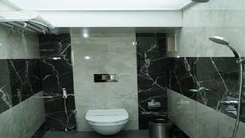 Un baño moderno con inodoro, ducha y lavabo.
