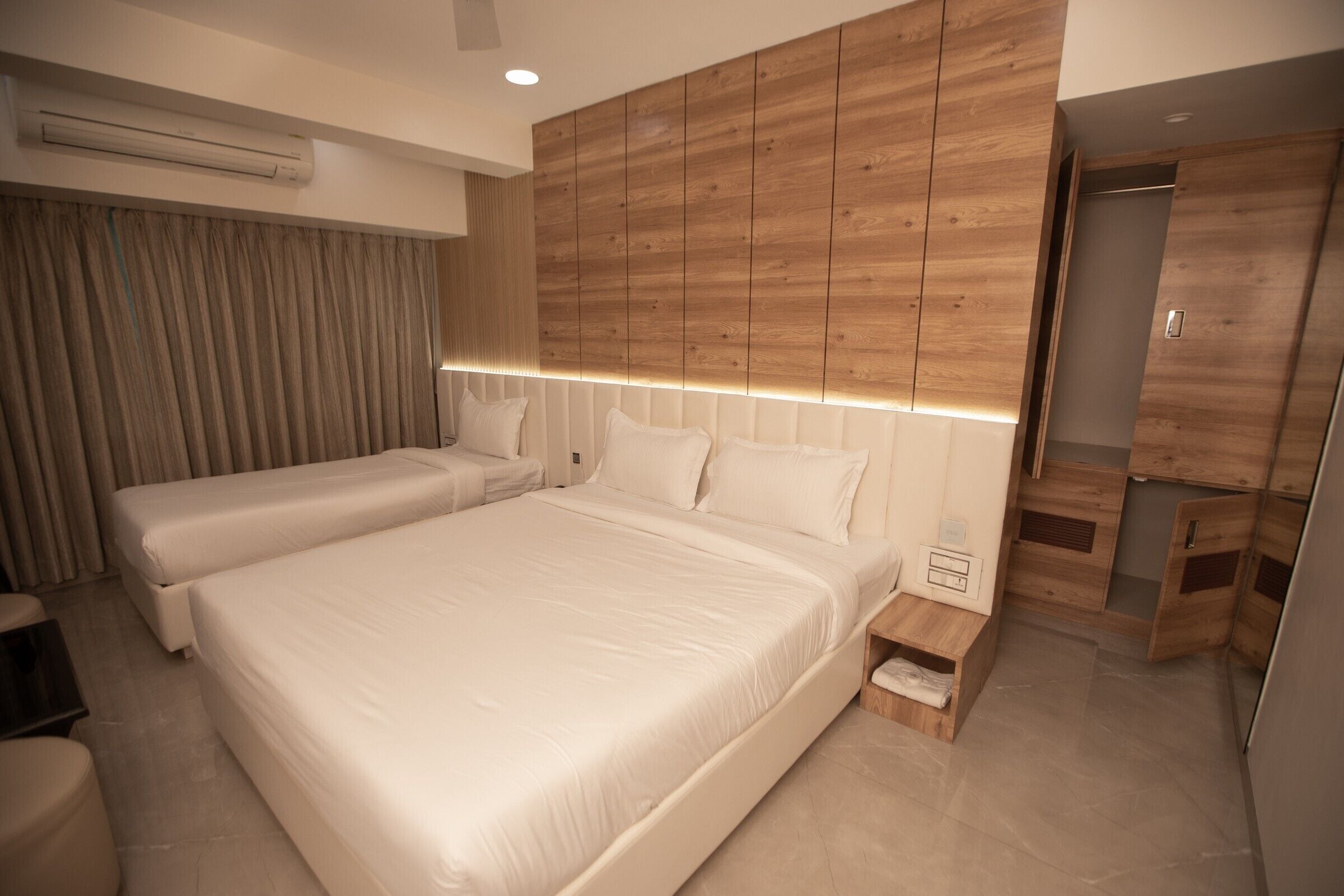 Chambre Triple Exécutive | Literie de qualité supérieure, matelas mémoire de forme, minibar