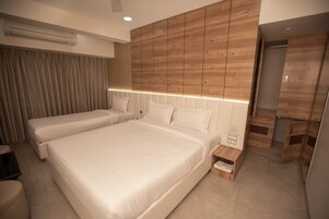 Executive Üç Kişilik Oda | Kaliteli yatak takımı, memory foam (visko elastik) yatak, minibar 