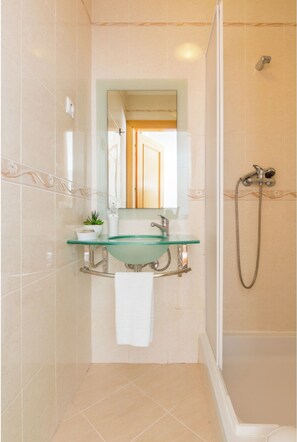 Combined shower/tub, hair dryer, bidet, towels - Albufeira Old Town Two bedroom Apartment (Center) (Albufeira)