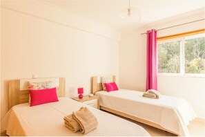 3 chambres, fer et planche à repasser, accès au Wi-Fi (inclus)