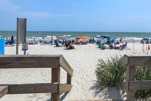 Beach nearby, sun-loungers - NEW!! Upscale cottage at Garden City Beach. (Murrells Inlet)