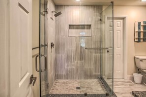 Bathtub, hair dryer, towels, toilet paper - NEW!! Upscale cottage at Garden City Beach. (Murrells Inlet)