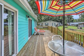 Outdoor dining - NEW!! Upscale cottage at Garden City Beach. (Murrells Inlet)
