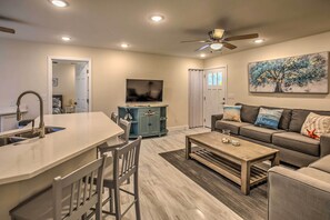 Smart TV - NEW!! Upscale cottage at Garden City Beach. (Murrells Inlet)
