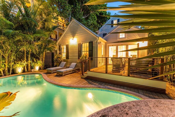 Una piscina al aire libre, una piscina climatizada