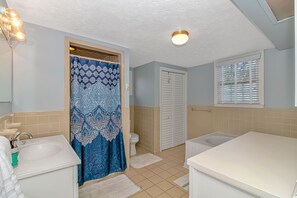 Baignoire, serviettes fournies, papier de toilette
