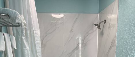 Un baño con bañera, inodoro y lavamanos.