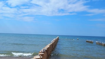 På stranden och solstolar