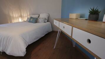 4 habitaciones, escritorio y tabla de planchar con plancha