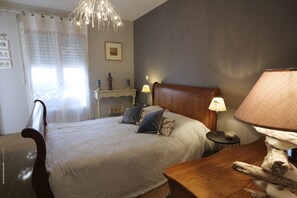 4 chambres, bureau, fer et planche à repasser, lit parapluie