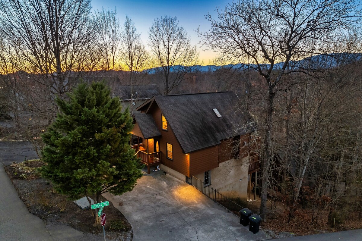 1 Mi to strip, large 4BR/ 3BA, Hot Tub, Pool, Game Room, Wi-Fi