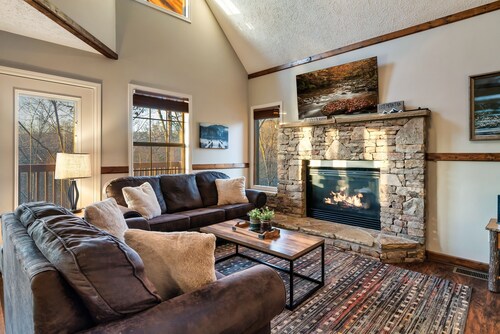 1 Mi to strip, large 4BR/ 3BA, Hot Tub, Pool, Game Room, Wi-Fi