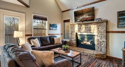 1 Mi to strip, large 4BR/ 3BA, Hot Tub, Pool, Game Room, Wi-Fi