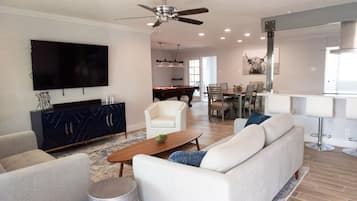 Una Smart TV, una chimenea, un futbolín, una mesa de tenis de mesa