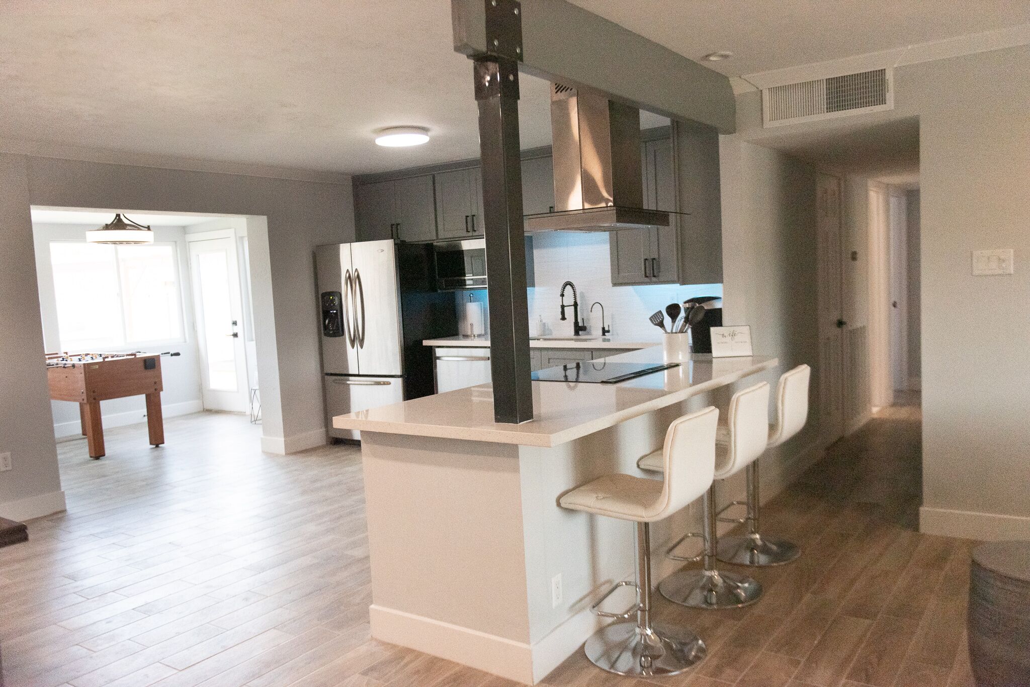 Jääkaappi, mikroaaltouuni, uuni, liesi