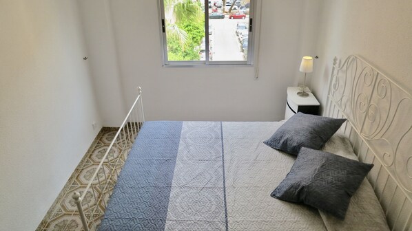 2 habitaciones, escritorio, tabla de planchar con plancha y wifi gratis 
