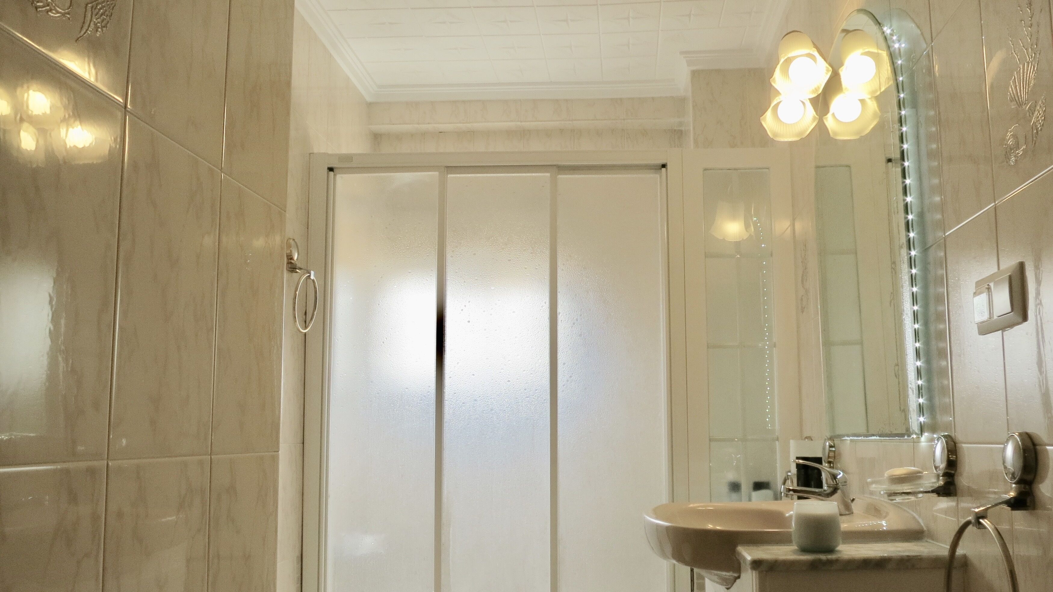 Een douche, een haardroger, een bidet, handdoeken