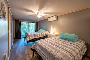 3 bedrooms, WiFi, bed sheets - Lakeside Mountain Oasis - Bedroom Cabin w/ Outdoor Hot Tub (Topton)