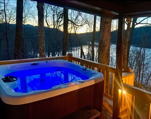 Outdoor spa tub - Lakeside Mountain Oasis - Bedroom Cabin w/ Outdoor Hot Tub (Topton)