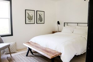 2 quartos, escrivaninha, ferros/tábuas de passar roupa, berço de viagem