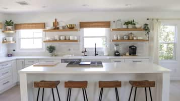 Jääkaappi, mikroaaltouuni, uuni, liesi