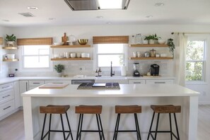 Geladeira, micro-ondas, fogão, cooktop