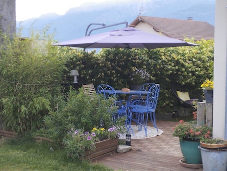 屋外ダイニングエリア. Room with view of the Chartreuse