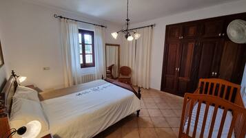 3 dormitorios, escritorio, tabla de planchar con plancha y cuna de viaje