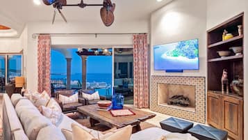 Smart TV, chimenea, libros