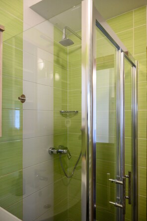 Douche, séchoir à cheveux, serviettes fournies, savon