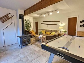 تلفزيون ذكي، مدفأة، ألعاب فيديو، كُتُب