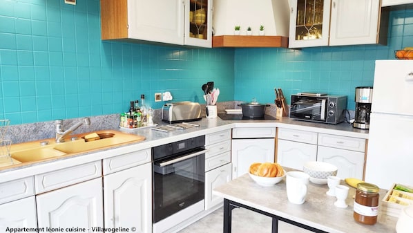 Réfrigérateur, micro-ondes, four, plaque de cuisson