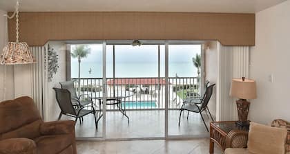 Beautiful Bonita Beach Front Condo, Casa de Mimi in Dolphin Way