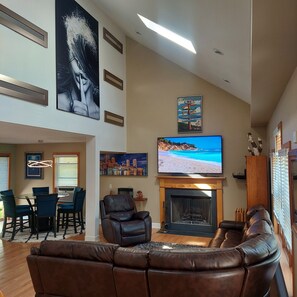 تلفزيون ذكي، مدفأة، مشغل دي في دي، كرة قدم الطاولة