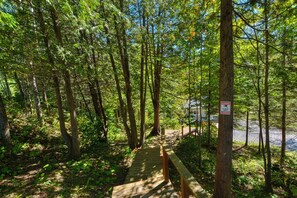 Property grounds - Cozy chalet with river access, sauna & nature (Chertsey)