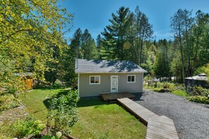 Exterior - Cozy chalet with river access, sauna & nature (Chertsey)