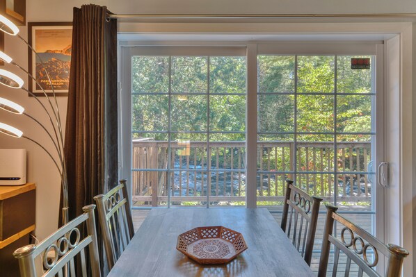 Dining - Cozy chalet with river access, sauna & nature (Chertsey)