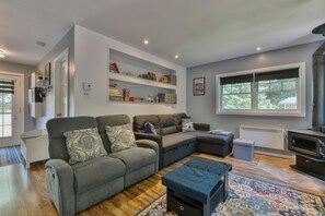 Smart TV, fireplace, video games - Cozy chalet with river access, sauna & nature (Chertsey)