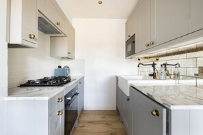 Fridge, microwave, oven, stovetop - Luxurious One Bedroom Flat in Kensington Olympia - W14 (London)