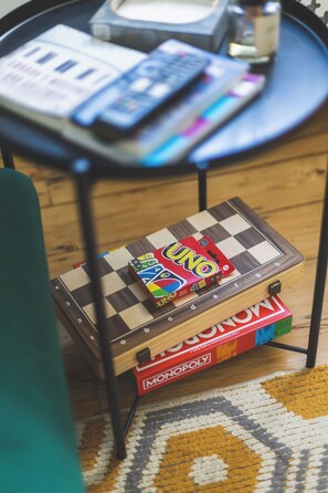 Un juego de mesa Monopoly sobre una mesa con mantel a cuadros.