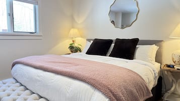 4 bedrooms, desk, iron/ironing board, travel crib