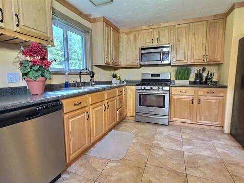BearVaria- Hot Tub, Fireplace, Close to Trails!