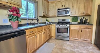 BearVaria- Hot Tub, Fireplace, Close to Trails!