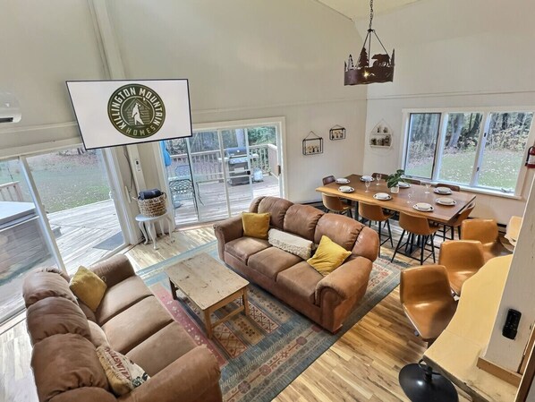 Smart-tv, eldstad och en tv-spelskonsol