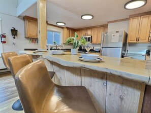 Fridge, microwave, oven, stovetop - BearVaria- Hot Tub, Fireplace, Close to Trails! (Killington)