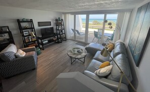 Smart TV, books, video library - Flagler Beach, Florida<br>Ocean-View Townhome<br>Sunrise Surprise! 🚀🌊🏖️☀️ (Flagler Beach)