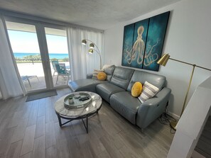 Smart TV, books, video library - Flagler Beach, Florida<br>Ocean-View Townhome<br>Sunrise Surprise! 🚀🌊🏖️☀️ (Flagler Beach)