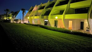 Un hotel moderno con un diseño arquitectónico único, con varios niveles y balcones.